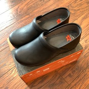 Dansko Pro XP Black Clogs NIB 41